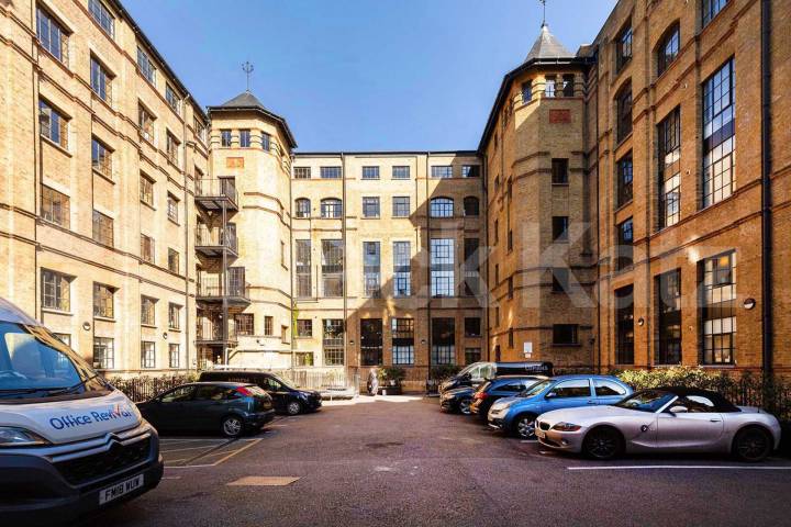 spacious 1 bedroom warehouse conversion with bi folding partition wall Tyssen Street - Springfield House, Dalston